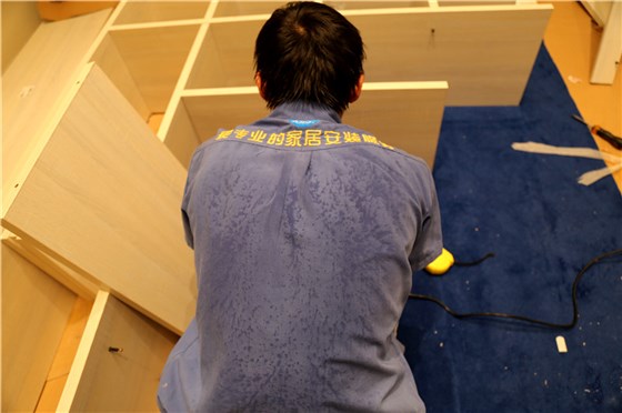 家具安裝師傅汗流浹背也不休息，只為客戶的囑托