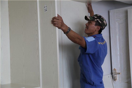 左右手家具安裝師傅為了高質(zhì)量的完成安裝，絕不能放過任何一個不足。