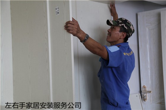 左右手衣柜安裝師傅正在進行衣柜門安裝 左右手衣柜安裝師傅正在進行衣柜門安裝