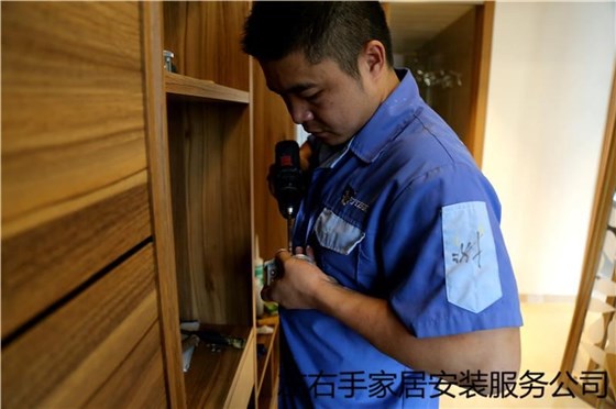 衣柜安裝師傅正在進行衣柜安裝 衣柜安裝師傅正在進行衣柜安裝