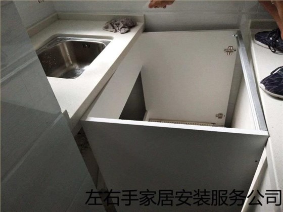 櫥柜安裝師傅正在拆裝櫥柜 櫥柜安裝師傅正在拆裝櫥柜