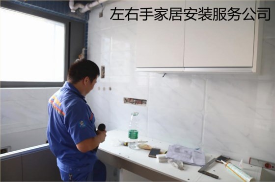 櫥柜安裝師傅正在檢查釘槍 櫥柜安裝師傅正在檢查釘槍