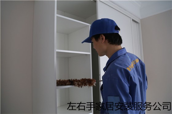 衣柜安裝師傅正在清潔衣柜 衣柜安裝師傅正在清潔衣柜