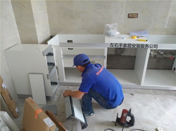 櫥柜安裝師傅安裝現場 櫥柜安裝師傅安裝現場