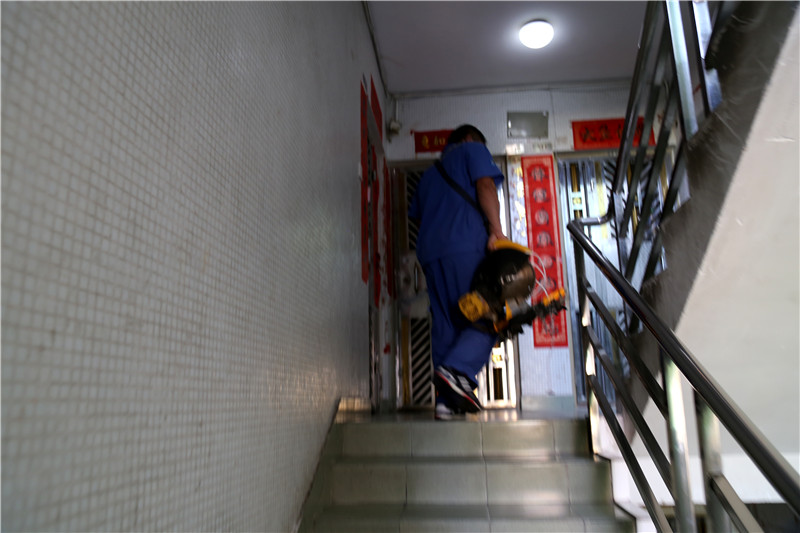 沒(méi)有電梯，家具安裝師傅扛著重重的工具爬樓梯