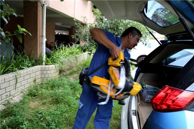 安裝師傅將工具搬上車，準(zhǔn)備去到下一個(gè)業(yè)主家