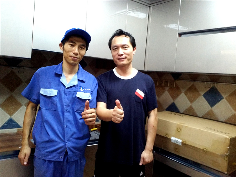 左右手家具安裝師傅與客戶留影，客戶的滿意才是我們追求的目標