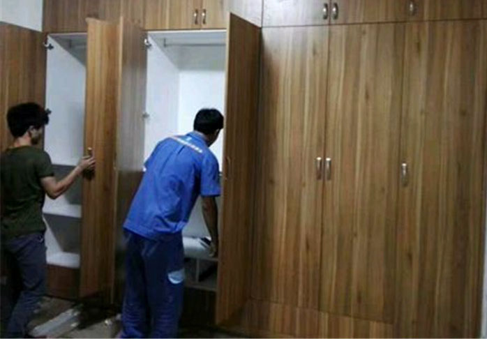 左右手家具安裝按照標準完成家具安裝，和業(yè)主一起驗收。