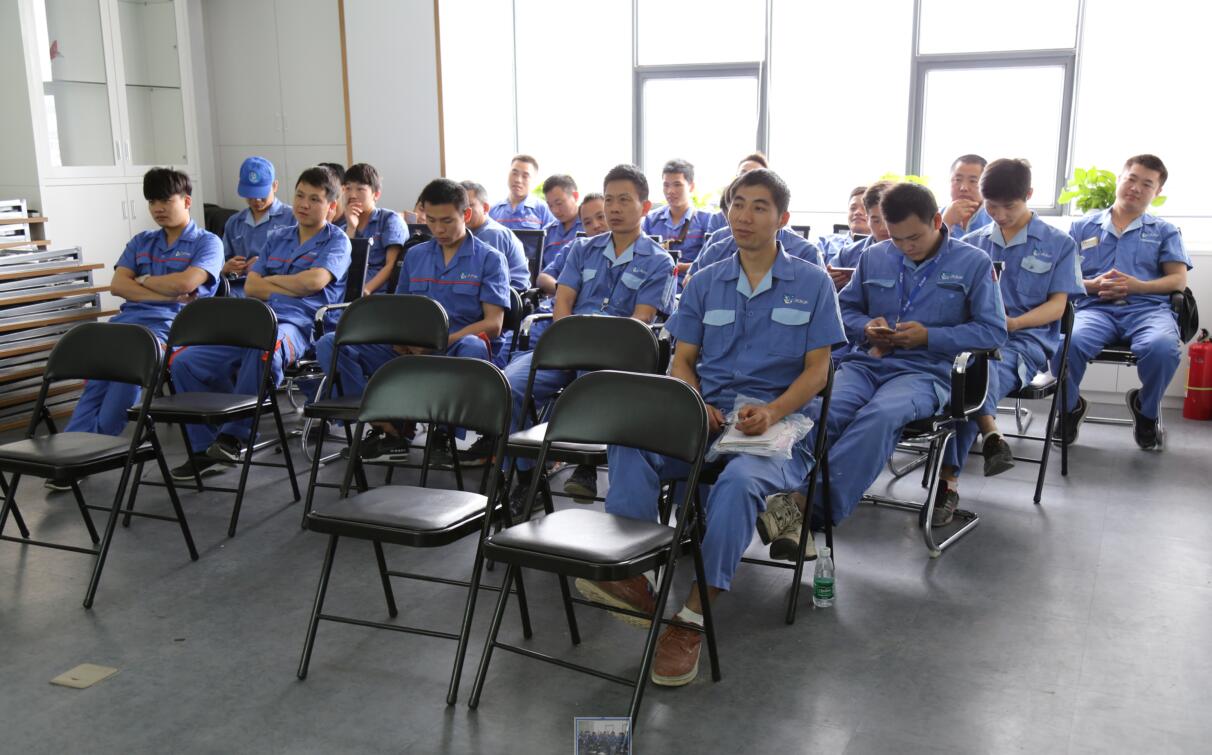 左右手衣柜安裝師傅進(jìn)行上課中 左右手衣柜安裝師傅進(jìn)行上課中