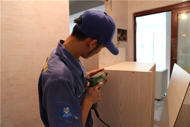 左右手木門安裝現(xiàn)場