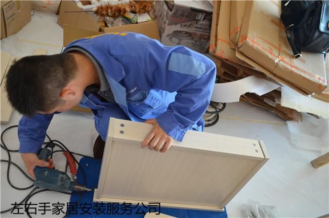安裝師傅正在安裝抽屜 安裝師傅正在安裝抽屜