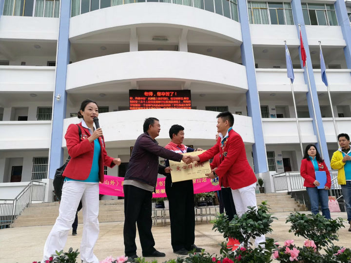 盧建華先生參與圖書捐贈(zèng)儀式 盧建華先生參與圖書捐贈(zèng)儀式