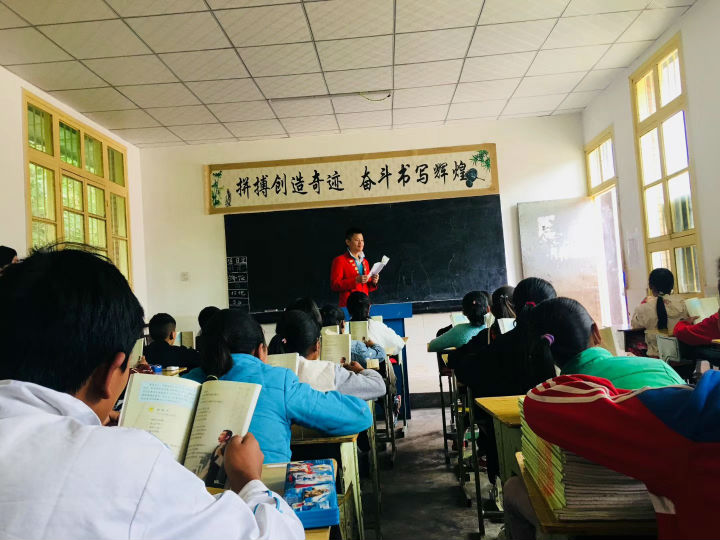 盧建華先生與孩子們分享自己的經(jīng)歷 盧建華先生與孩子們分享自己的經(jīng)歷