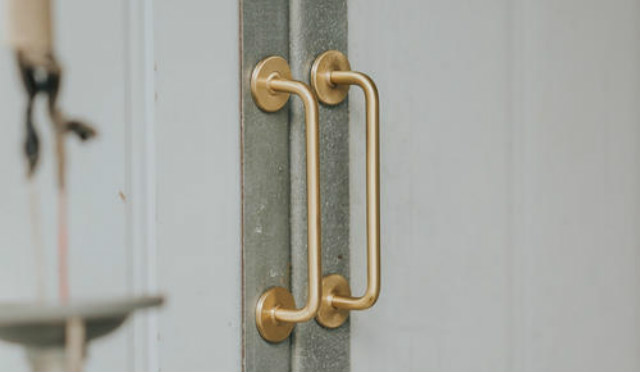 安裝衣柜門把手的正確方法，衣柜門把手安裝過程