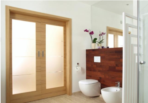 浴室玻璃門安裝：衛(wèi)生間門怎么選？全木門和半玻璃門有何區(qū)別？