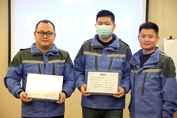 為周總（左），王總（中）頒發(fā)左右手股權(quán)證書